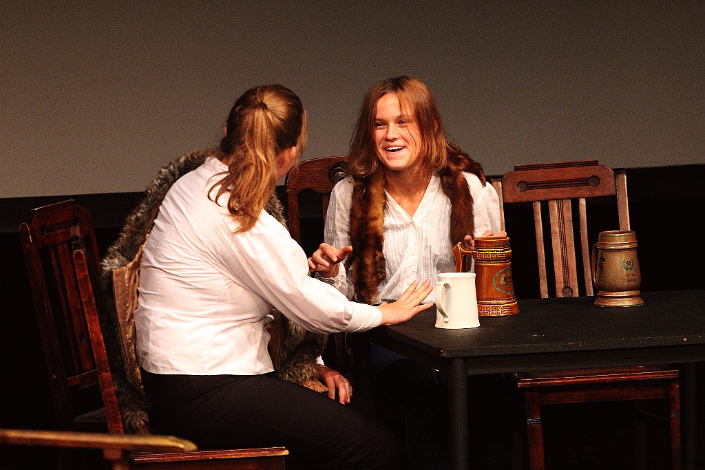 Młodzież wystawiła na scenie teatru własne minispektakle
