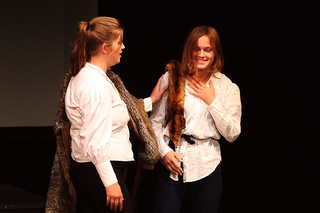 Młodzież wystawiła na scenie teatru własne minispektakle
