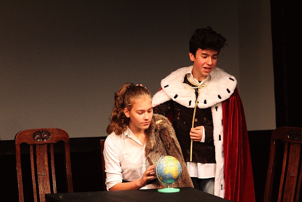 Młodzież wystawiła na scenie teatru własne minispektakle
