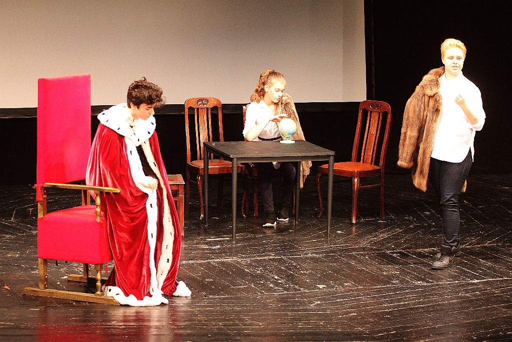 Młodzież wystawiła na scenie teatru własne minispektakle
