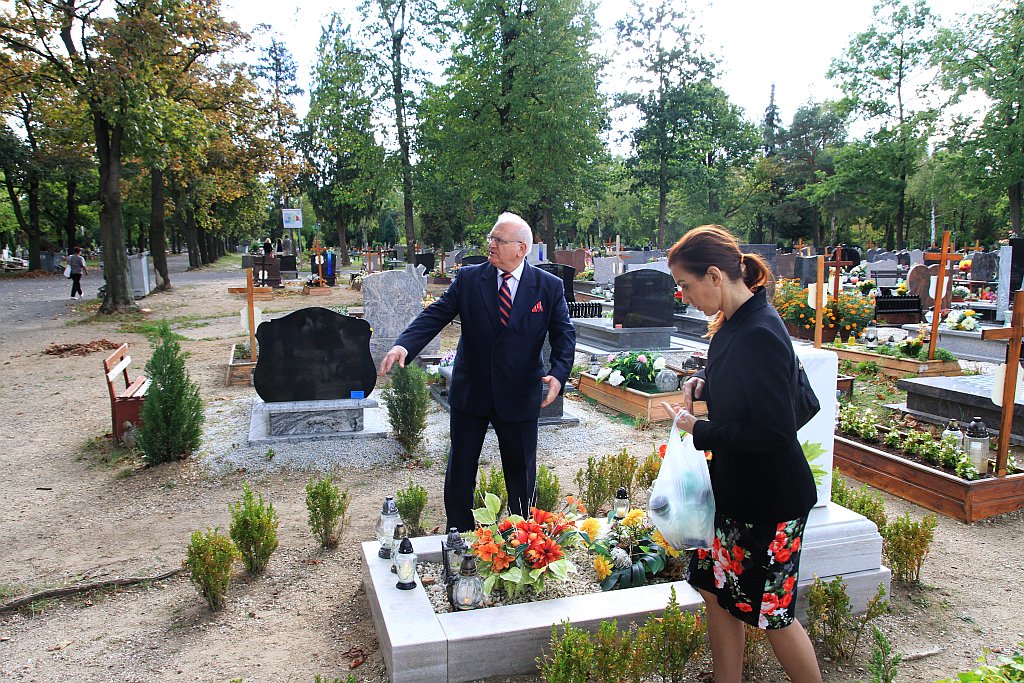 Syn Lidii Nowikowej i jego żona złożyli kwiaty na grobie matki