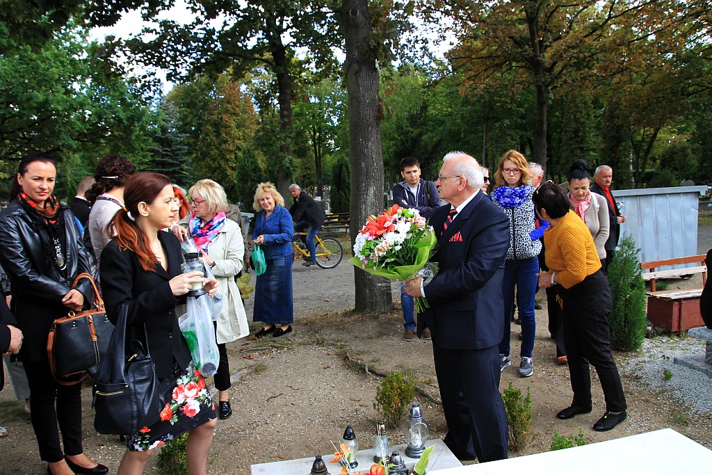 Syn Lidii Nowikowej i jego żona złożyli kwiaty na grobie matki