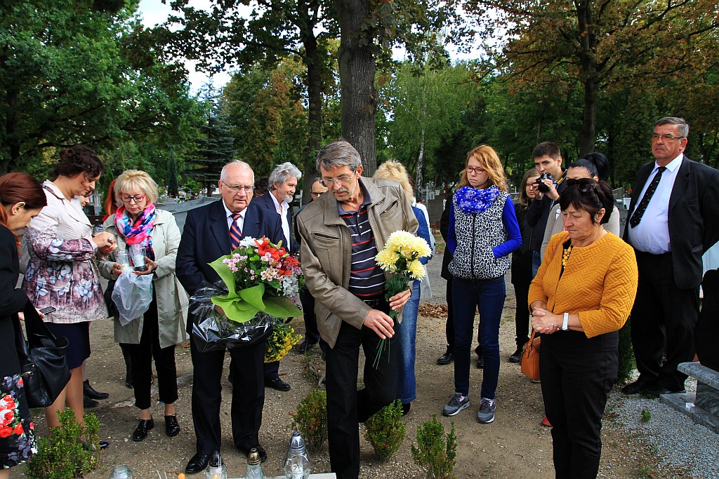 Syn Lidii Nowikowej i jego żona złożyli kwiaty na grobie matki