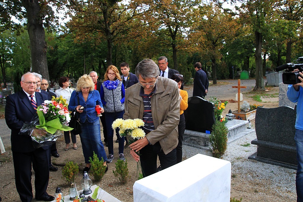 Syn Lidii Nowikowej i jego żona złożyli kwiaty na grobie matki