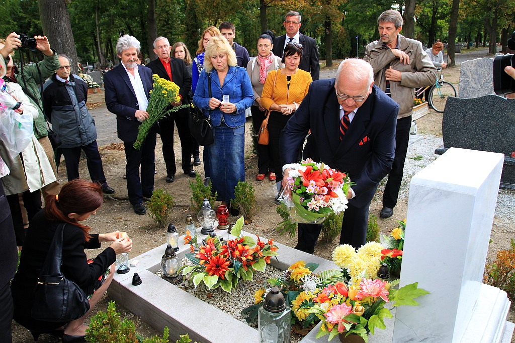 Syn Lidii Nowikowej i jego żona złożyli kwiaty na grobie matki