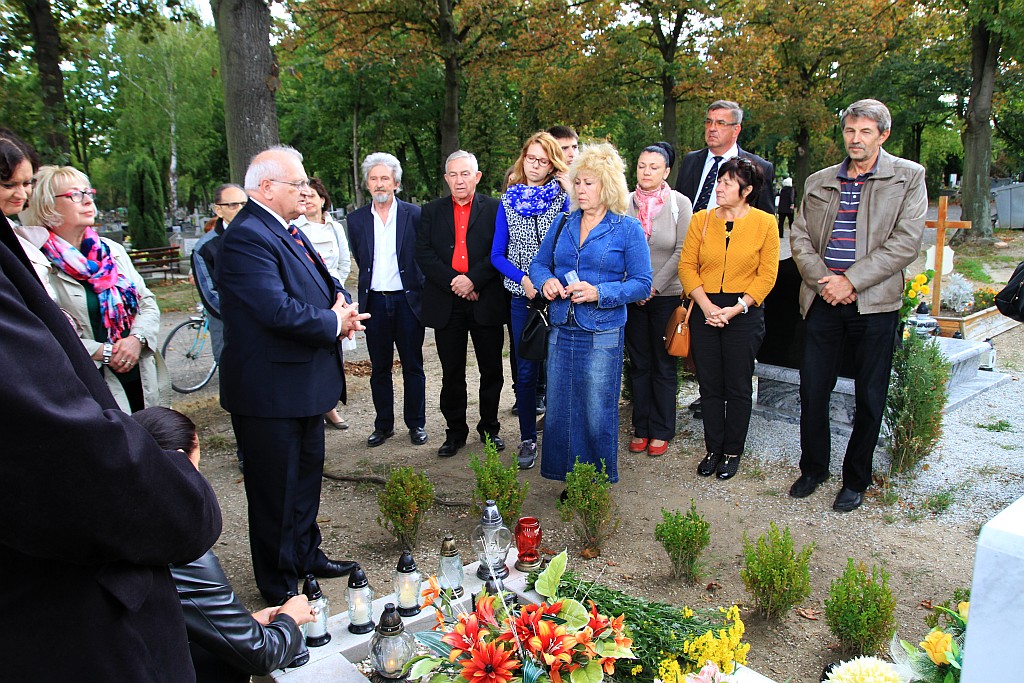 Syn Lidii Nowikowej i jego żona złożyli kwiaty na grobie matki