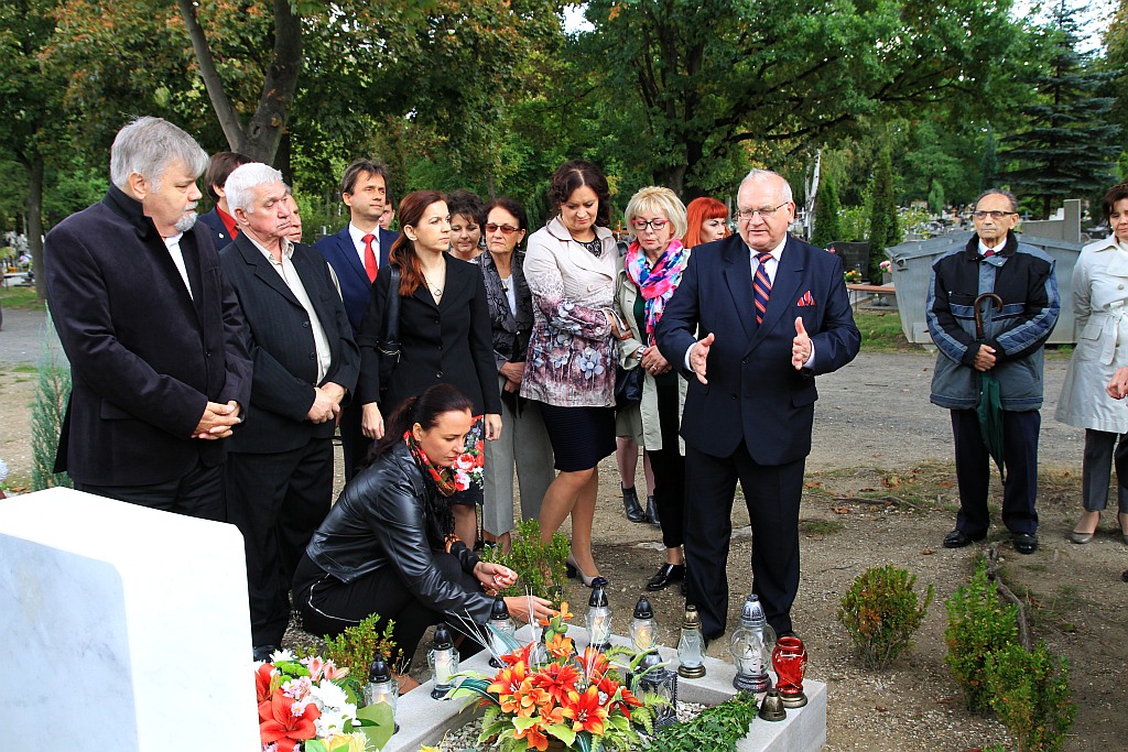 Syn Lidii Nowikowej i jego żona złożyli kwiaty na grobie matki