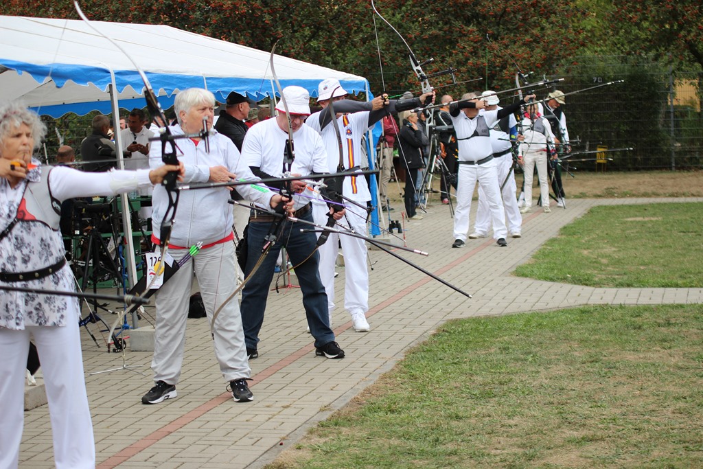 Na torach łuczniczych przy ul. Radosnej strzelają oldboje cz2