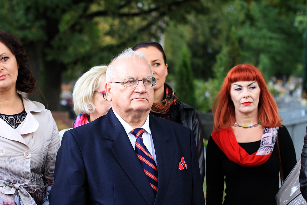 Syn Lidii Nowikowej i jego żona złożyli kwiaty na grobie matki