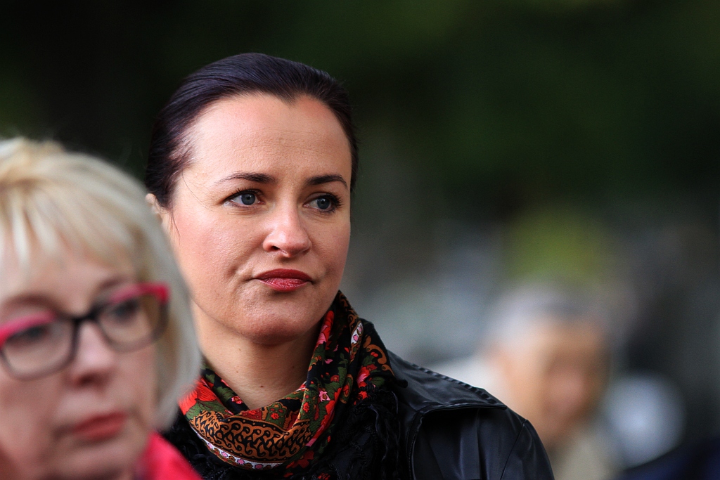 Syn Lidii Nowikowej i jego żona złożyli kwiaty na grobie matki