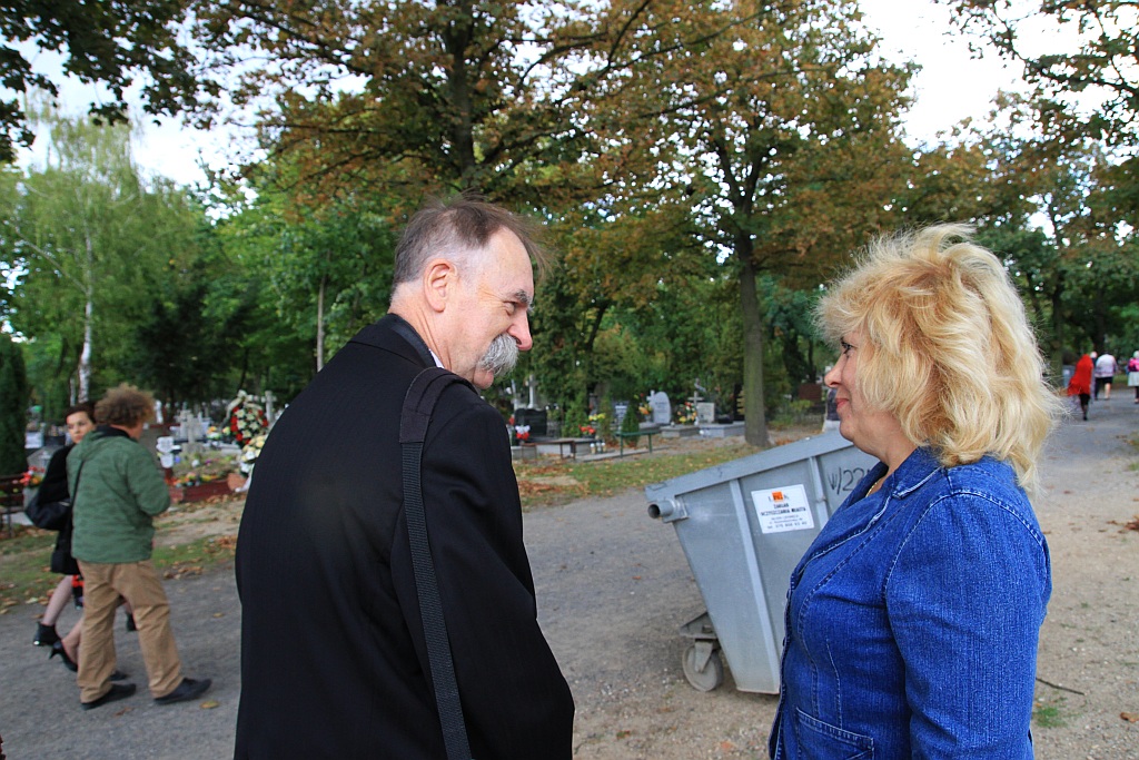 Syn Lidii Nowikowej i jego żona złożyli kwiaty na grobie matki