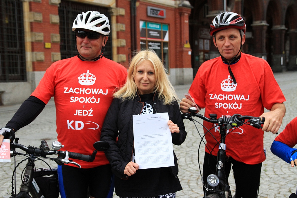 Rozdawali kierowcom gadżety. Przekazali apel do prezydenta
