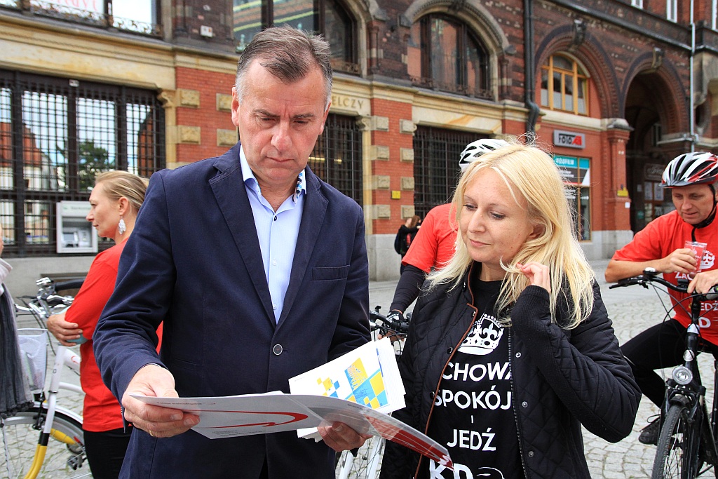 Rozdawali kierowcom gadżety. Przekazali apel do prezydenta