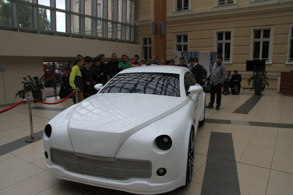 Dolnośląski Festiwal Nauki. Nowy model samochodu Warszawa