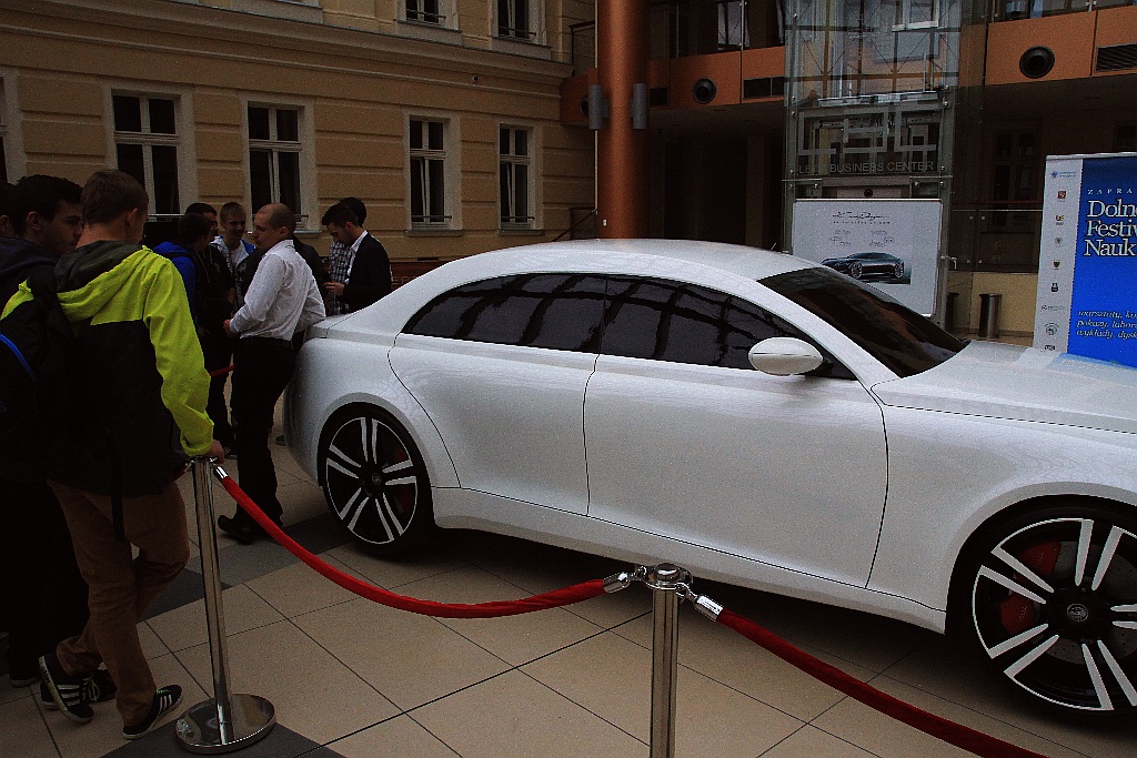 Dolnośląski Festiwal Nauki. Nowy model samochodu Warszawa