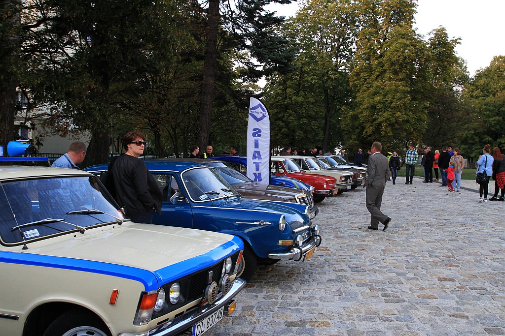 Kilkanaście samochodów wzięło udział w pikniku motoryzacyjnym