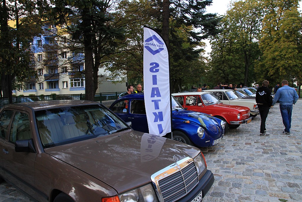Kilkanaście samochodów wzięło udział w pikniku motoryzacyjnym