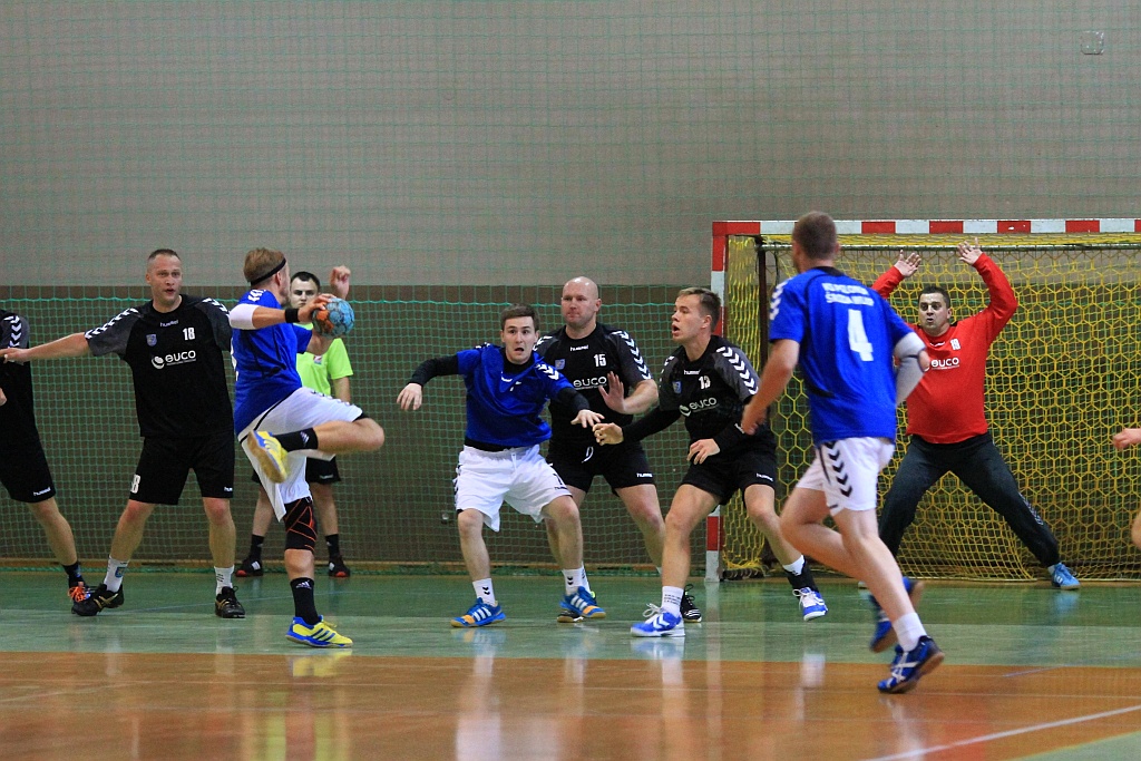 Pierwsze punkty piłkarzy ręcznych UKS Dziewiątka Legnica