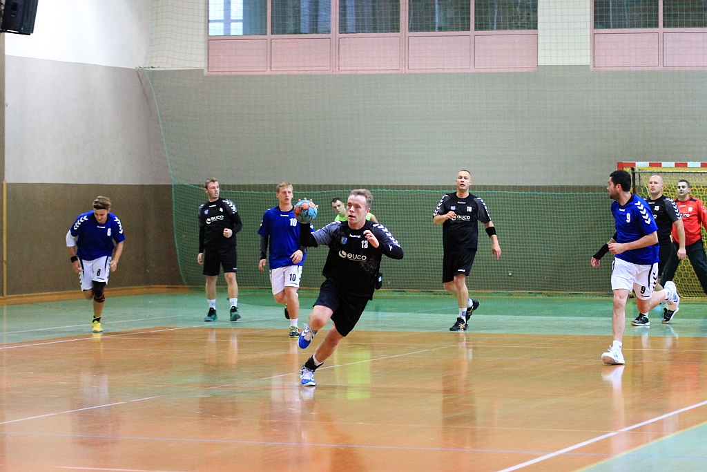 Pierwsze punkty piłkarzy ręcznych UKS Dziewiątka Legnica