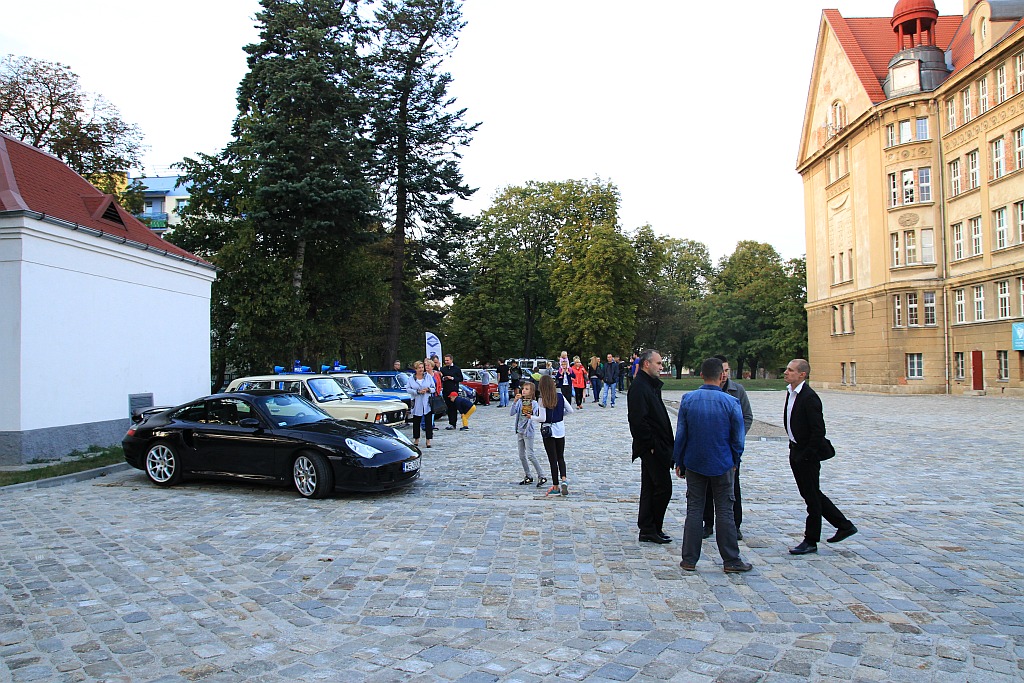 Kilkanaście samochodów wzięło udział w pikniku motoryzacyjnym