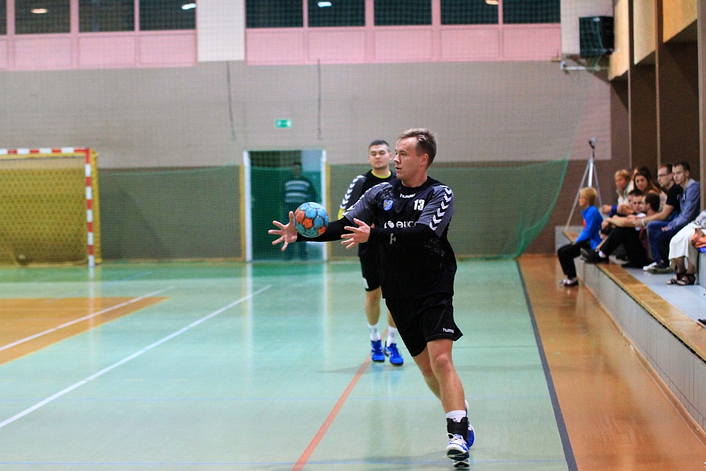 Pierwsze punkty piłkarzy ręcznych UKS Dziewiątka Legnica