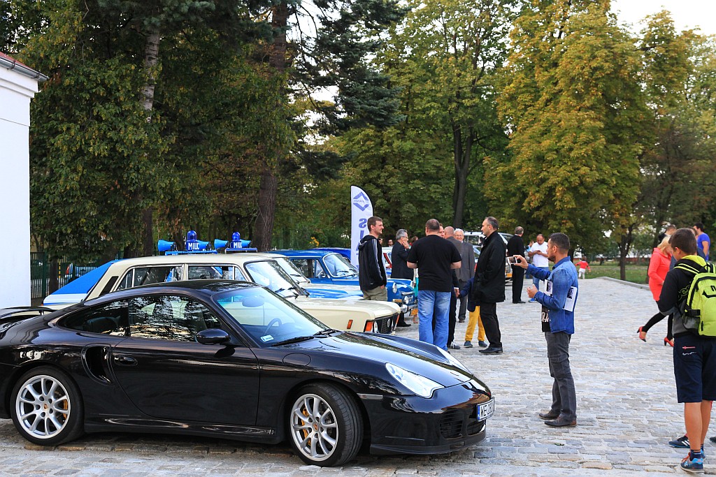Kilkanaście samochodów wzięło udział w pikniku motoryzacyjnym