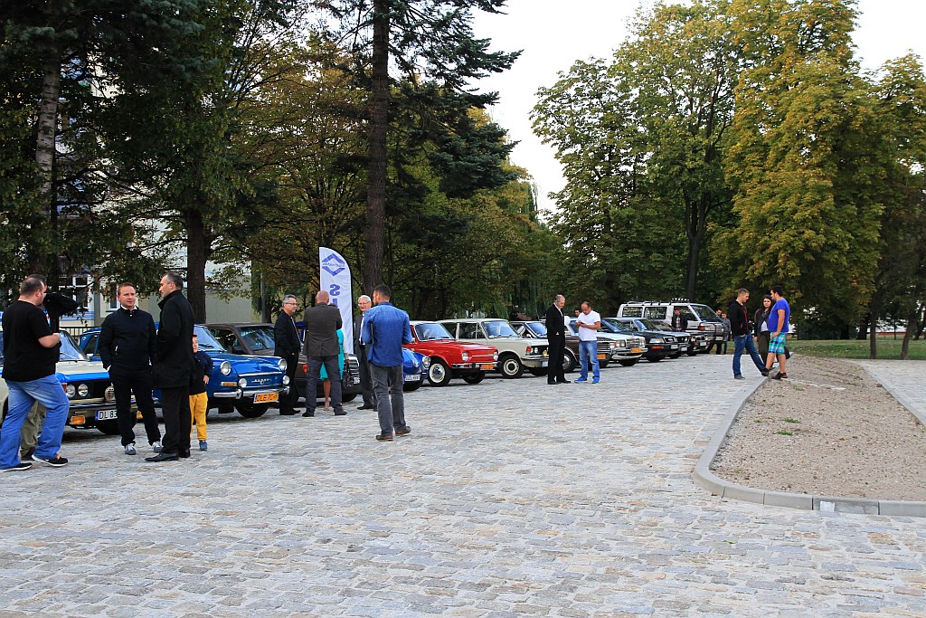 Kilkanaście samochodów wzięło udział w pikniku motoryzacyjnym