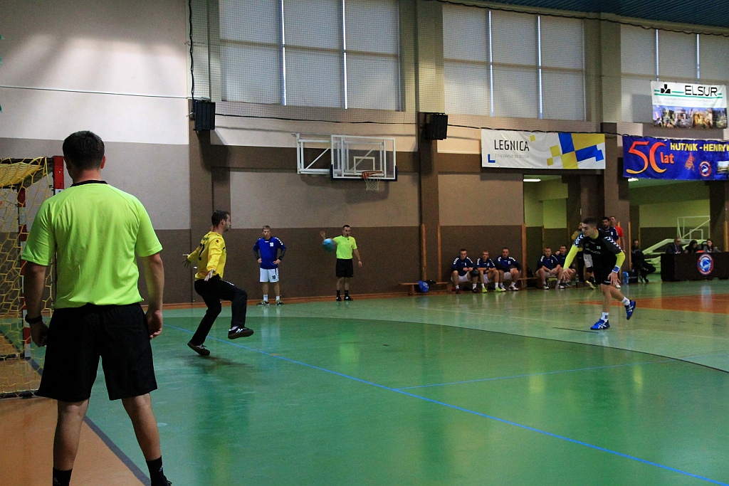Pierwsze punkty piłkarzy ręcznych UKS Dziewiątka Legnica