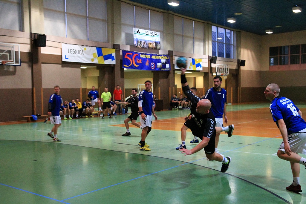 Pierwsze punkty piłkarzy ręcznych UKS Dziewiątka Legnica