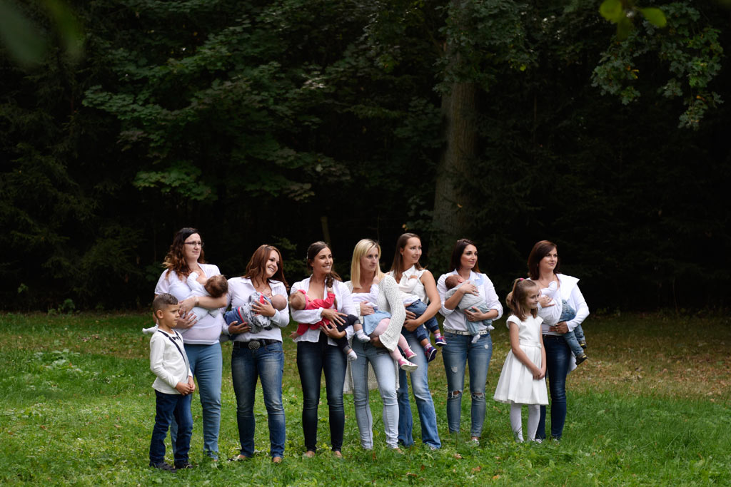 Sesja fotograficzna karmiących mam widziana okiem aparatu