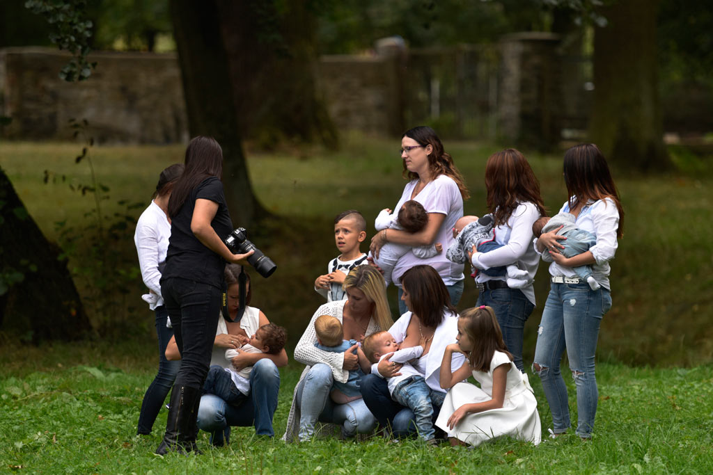 Sesja fotograficzna karmiących mam widziana okiem aparatu