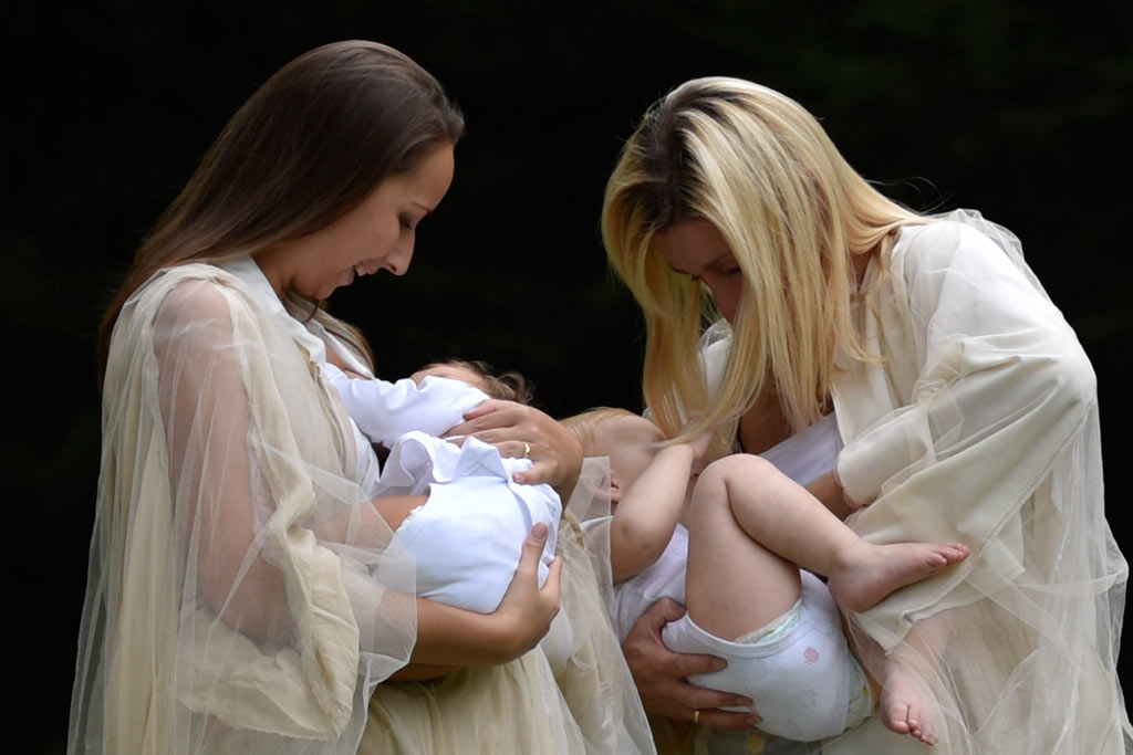 Sesja fotograficzna karmiących mam widziana okiem aparatu