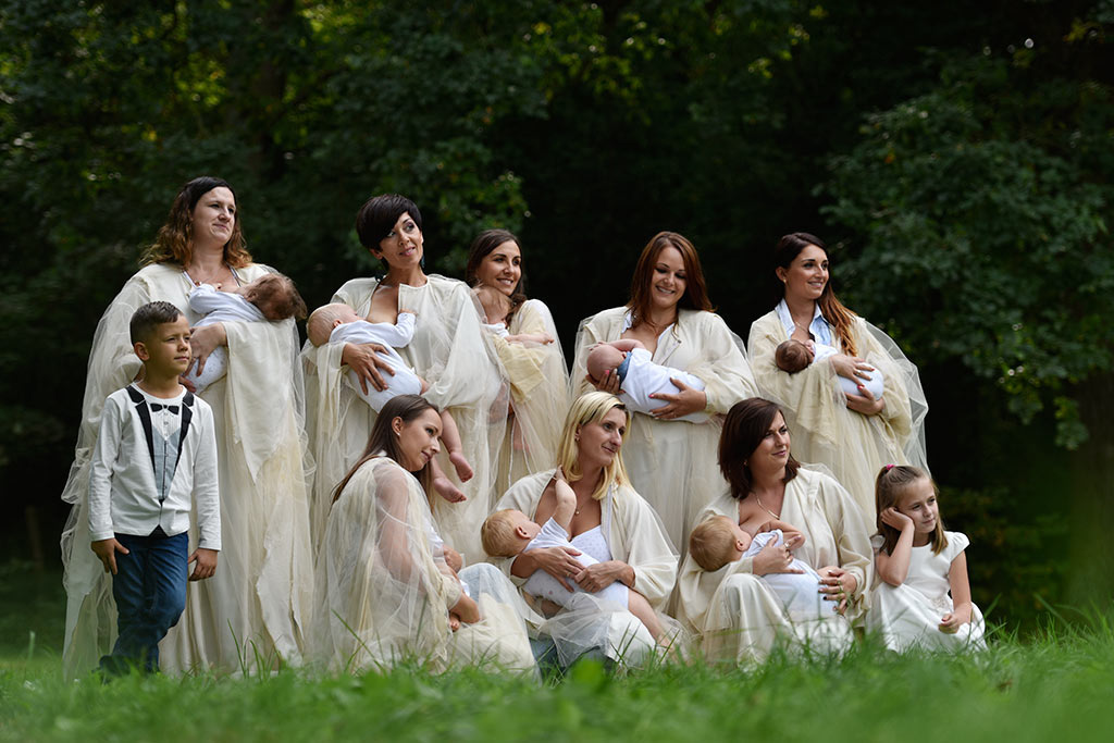 Sesja fotograficzna karmiących mam widziana okiem aparatu