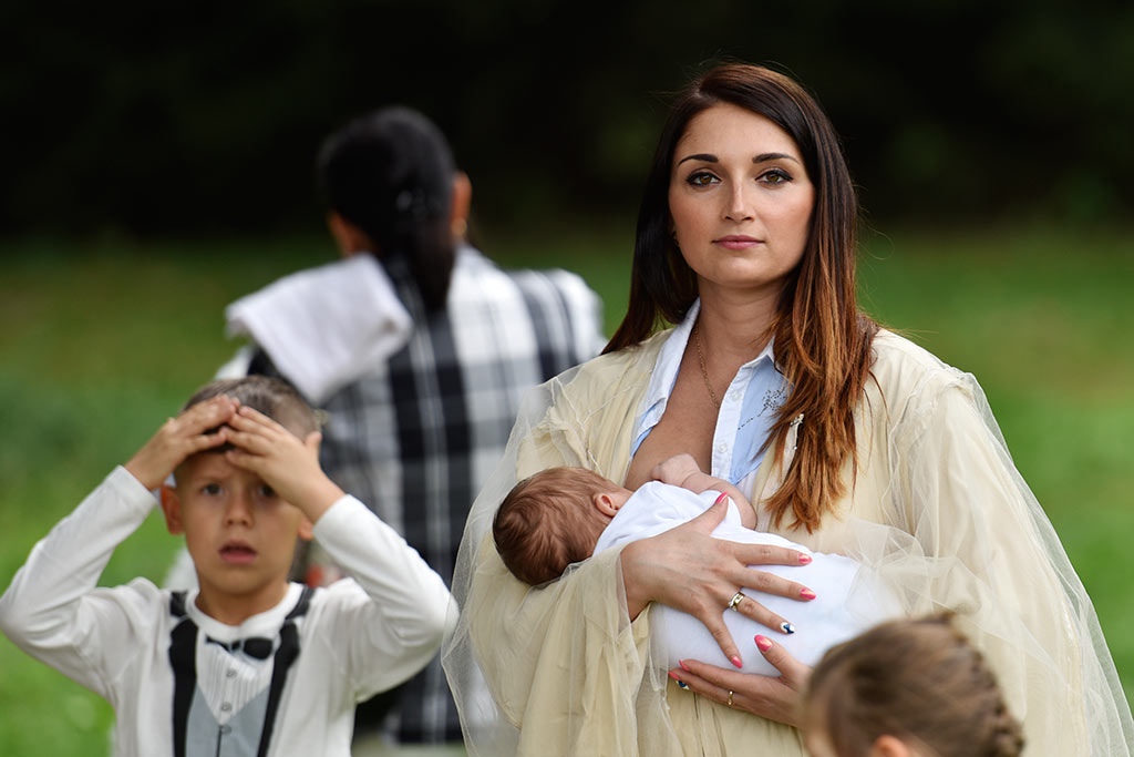 Sesja fotograficzna karmiących mam widziana okiem aparatu