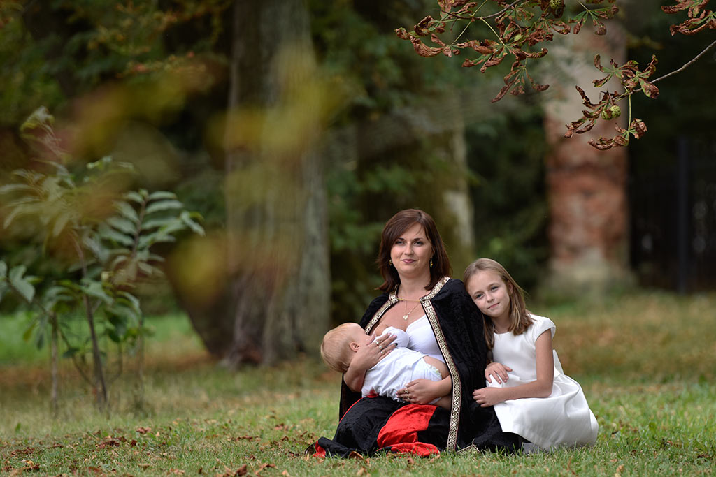 Sesja fotograficzna karmiących mam widziana okiem aparatu