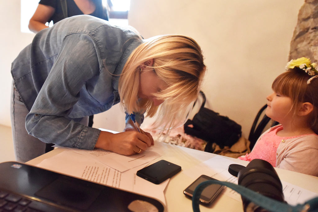 Sesja fotograficzna karmiących mam widziana okiem aparatu