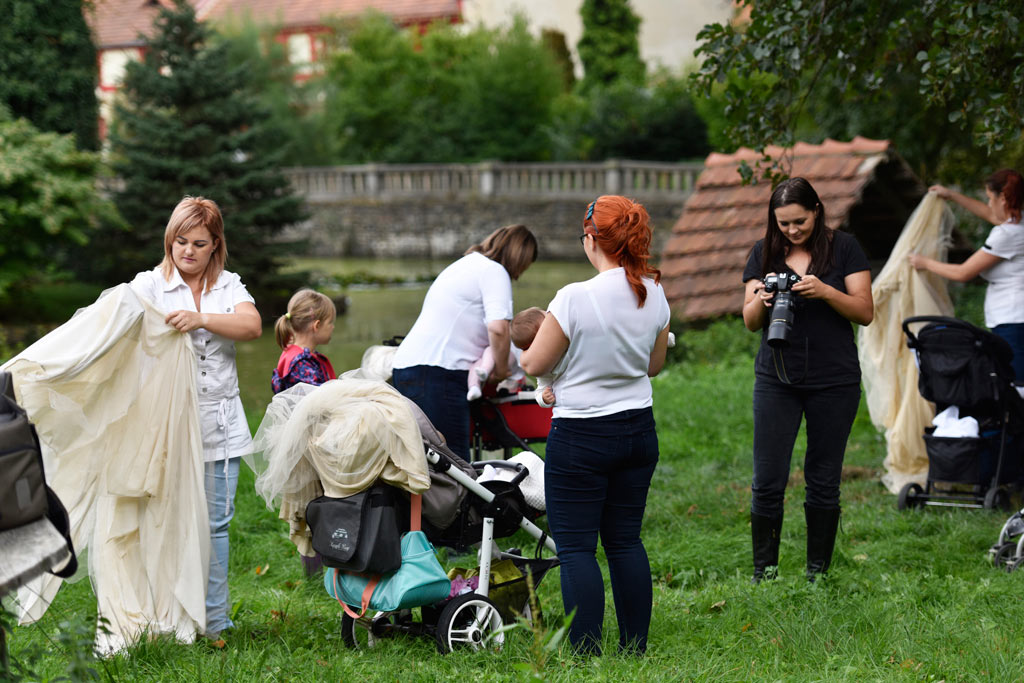 Sesja fotograficzna karmiących mam widziana okiem aparatu