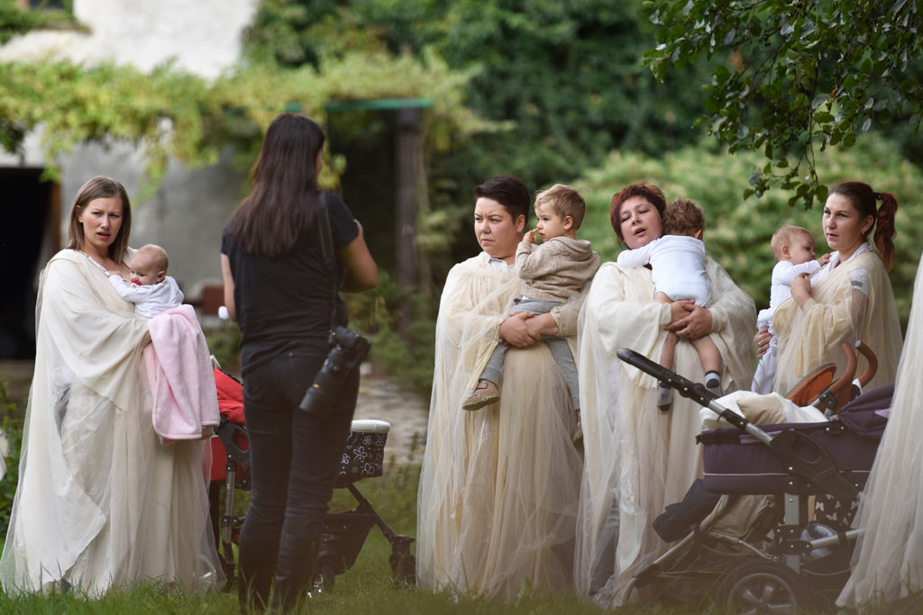Sesja fotograficzna karmiących mam widziana okiem aparatu