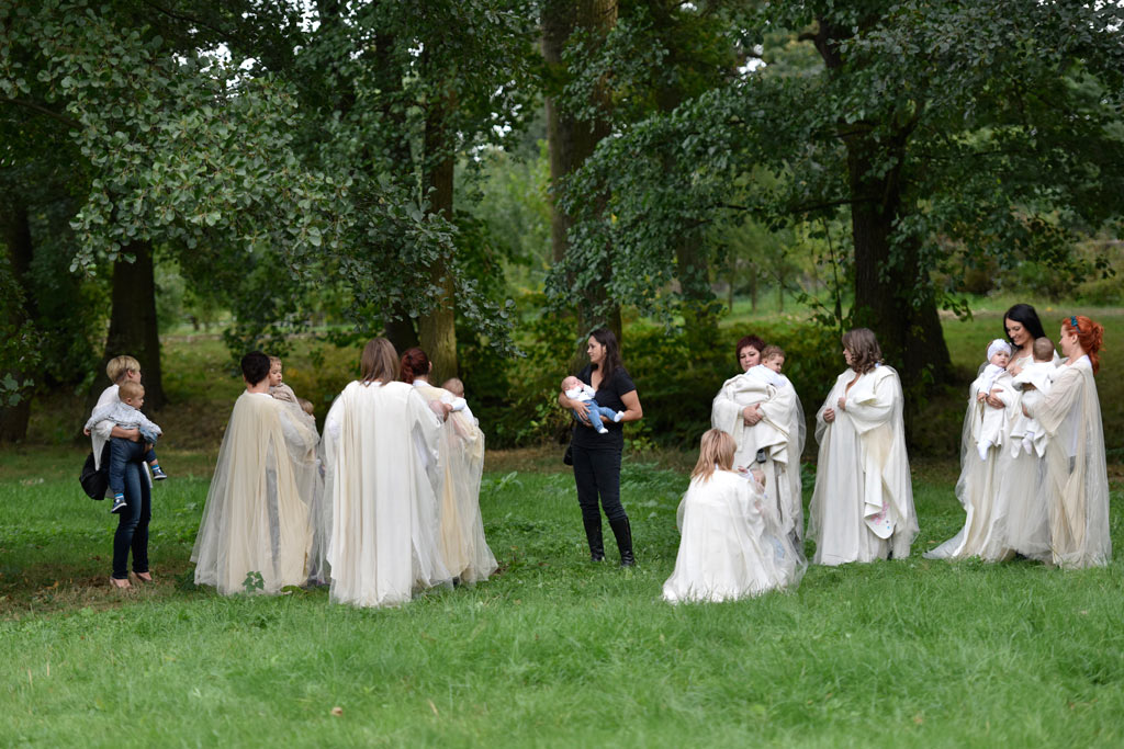 Sesja fotograficzna karmiących mam widziana okiem aparatu