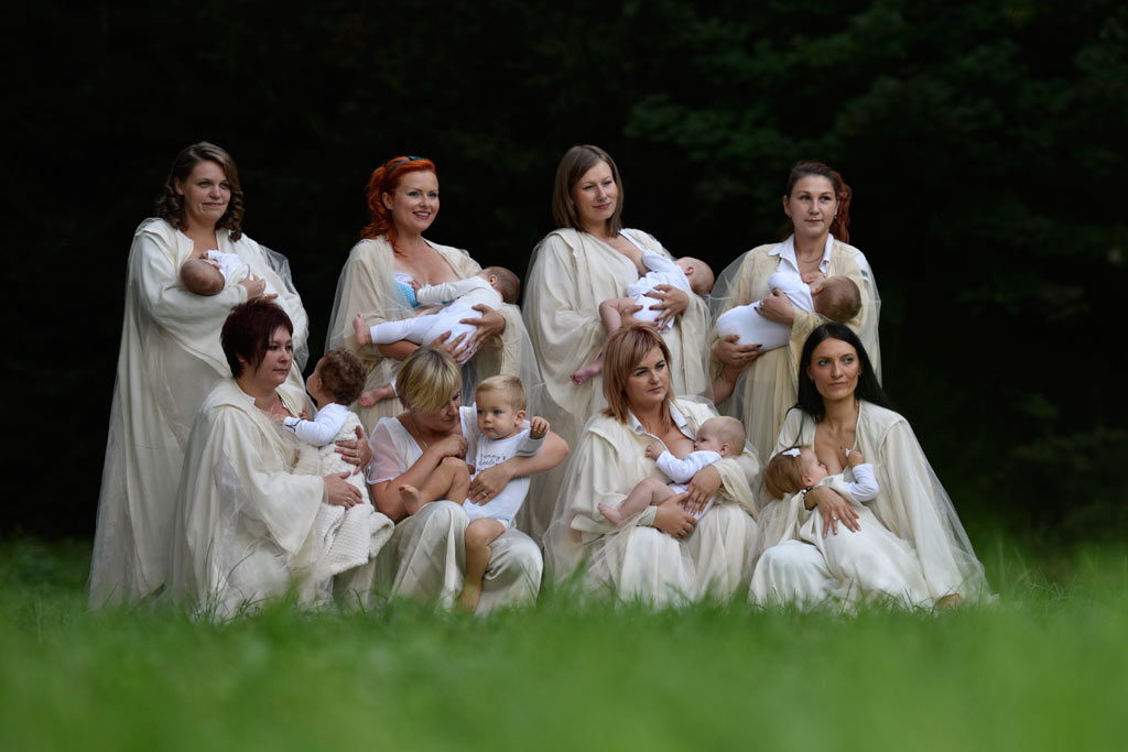 Sesja fotograficzna karmiących mam widziana okiem aparatu