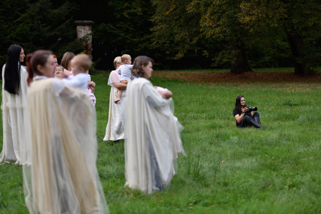 Sesja fotograficzna karmiących mam widziana okiem aparatu