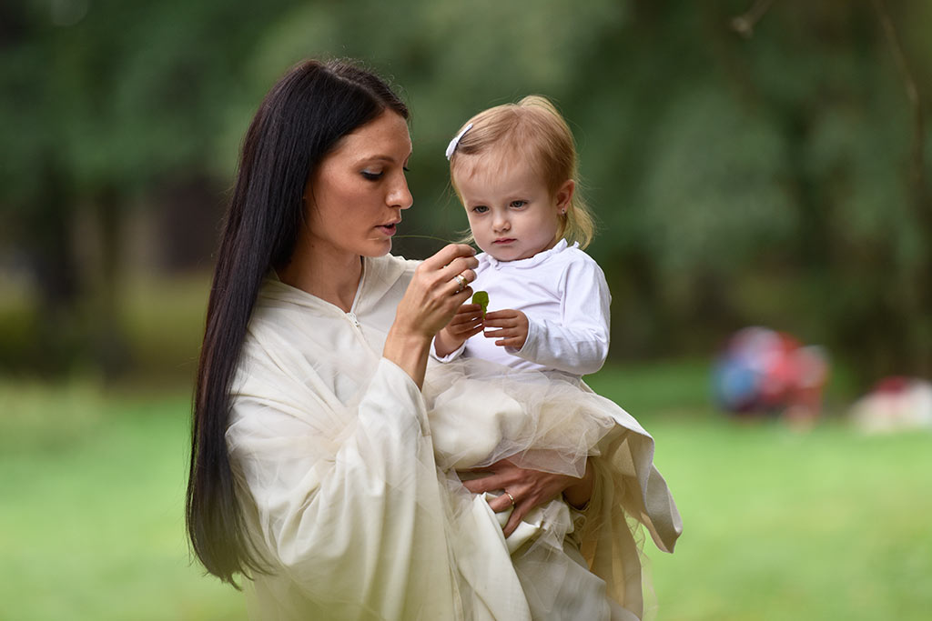 Sesja fotograficzna karmiących mam widziana okiem aparatu
