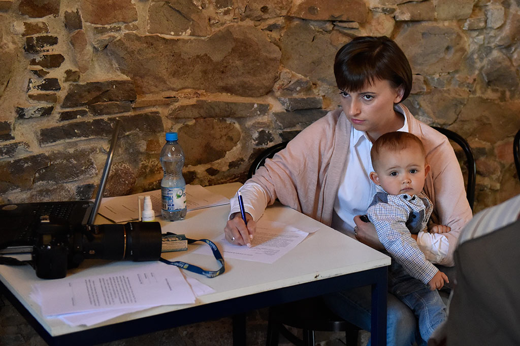 Sesja fotograficzna karmiących mam widziana okiem aparatu