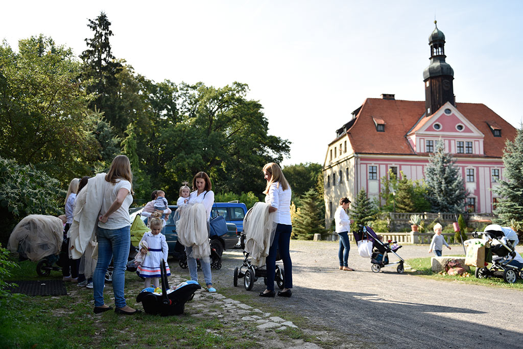 Sesja fotograficzna karmiących mam widziana okiem aparatu