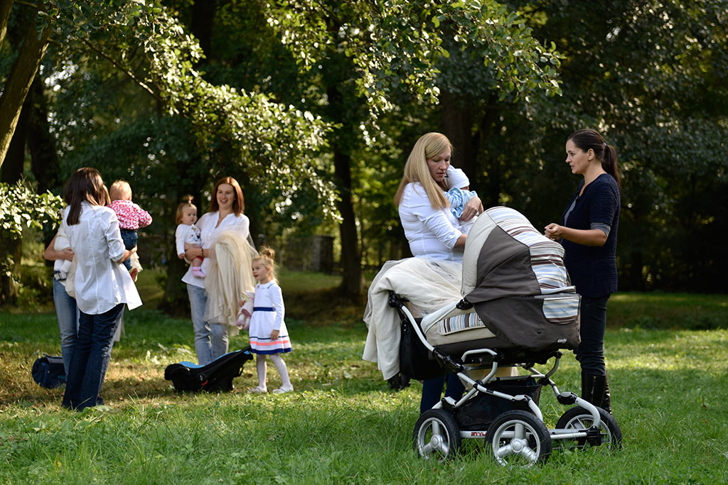 Sesja fotograficzna karmiących mam widziana okiem aparatu