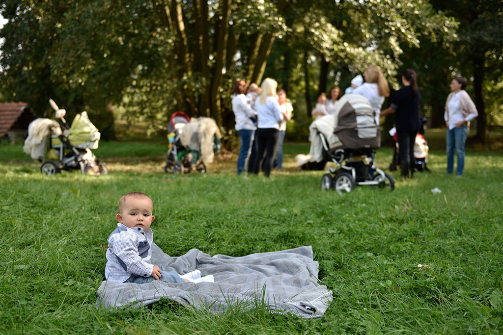 Sesja fotograficzna karmiących mam widziana okiem aparatu