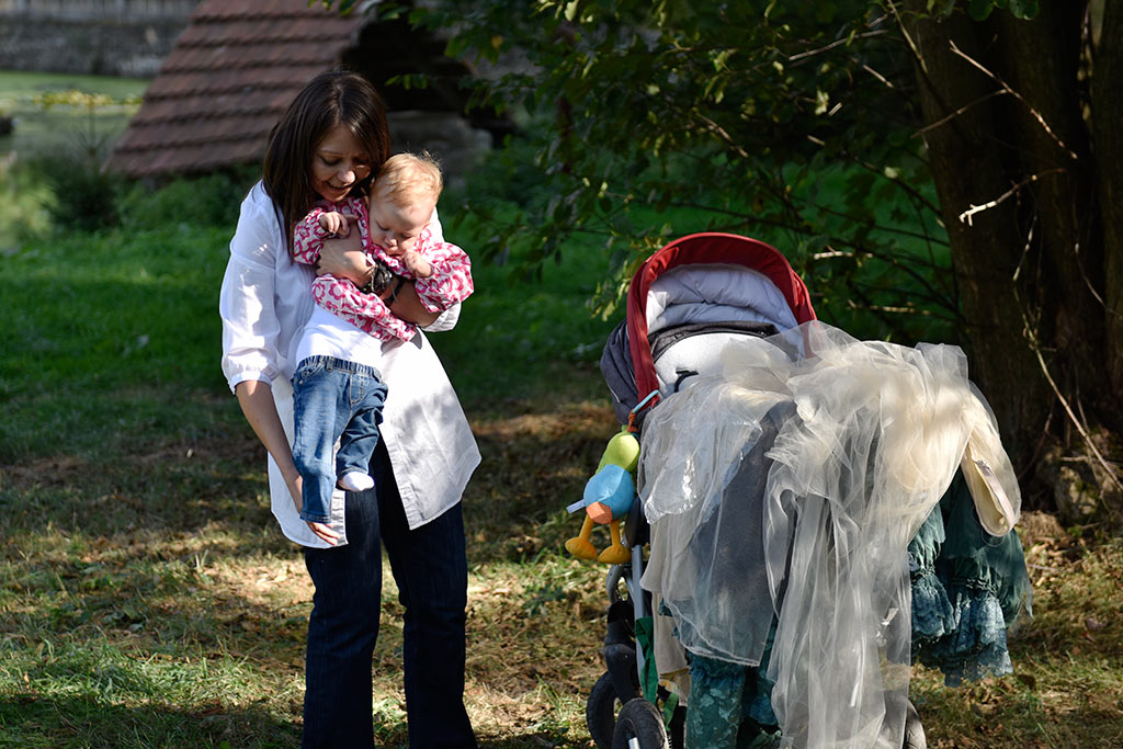 Sesja fotograficzna karmiących mam widziana okiem aparatu