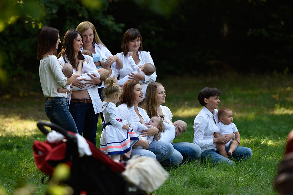 Sesja fotograficzna karmiących mam widziana okiem aparatu