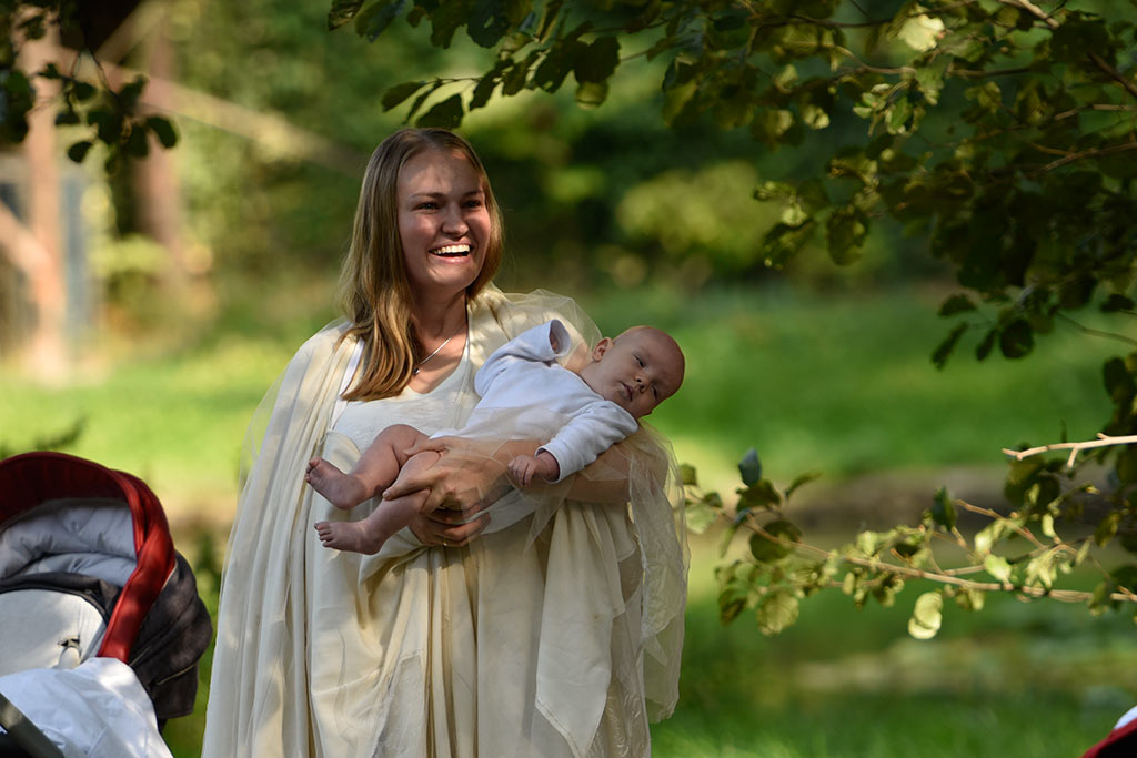Sesja fotograficzna karmiących mam widziana okiem aparatu