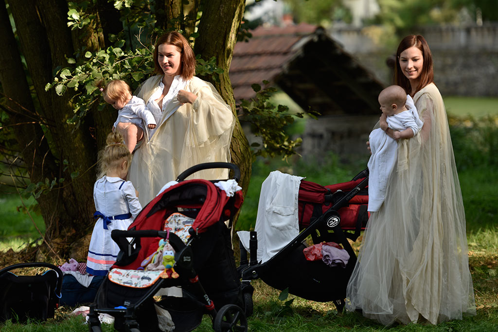 Sesja fotograficzna karmiących mam widziana okiem aparatu
